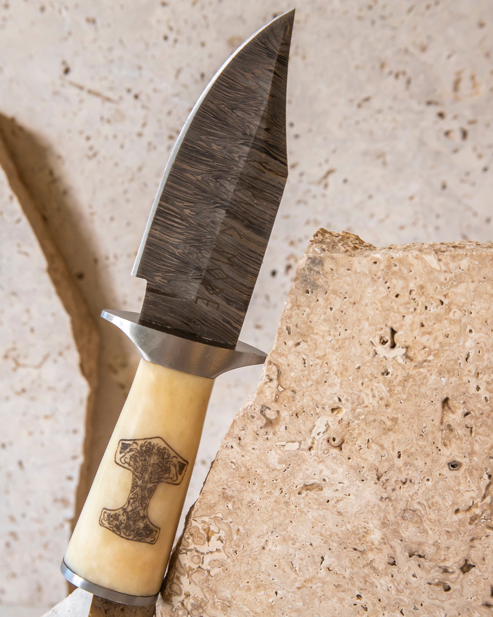 DAMASCUS STEEL BONE HANDLED KNIFE & LEATHER SHEATH